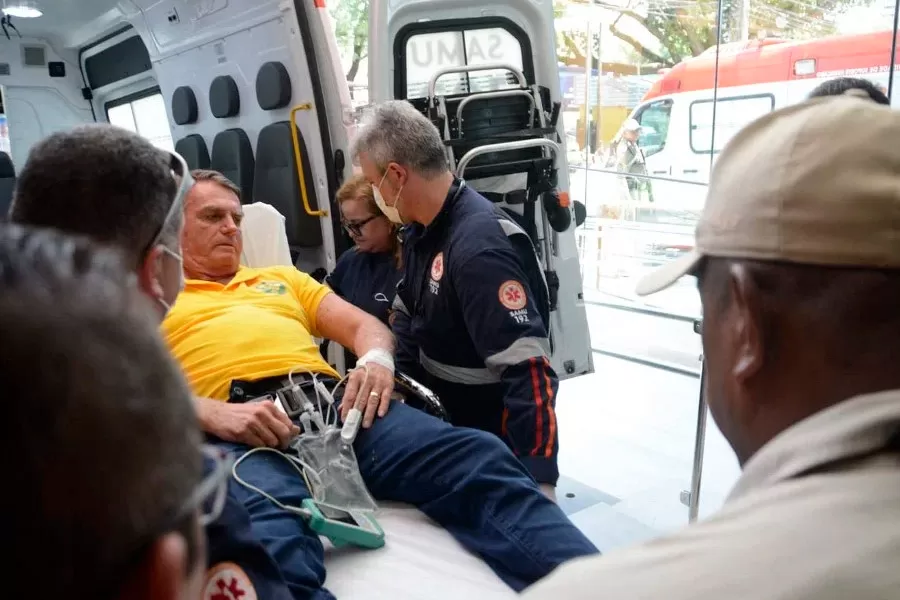 Bolsonaro, internado em Natal, não deve passar por cirurgia, afirma diretor de hospital