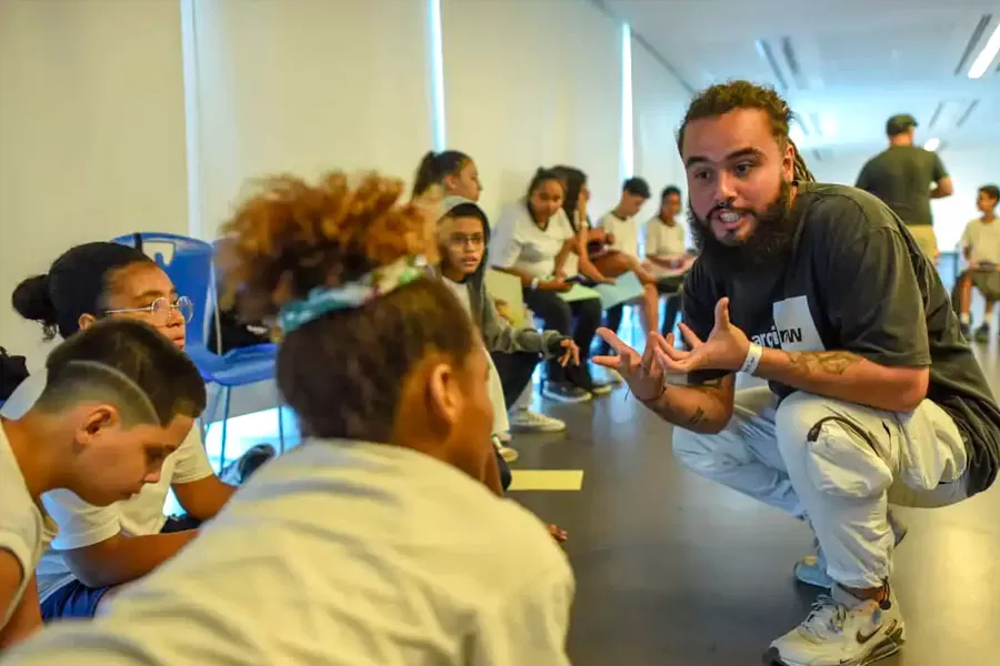 Oficina ensina escrita criativa a partir da cultura do slam no Rio