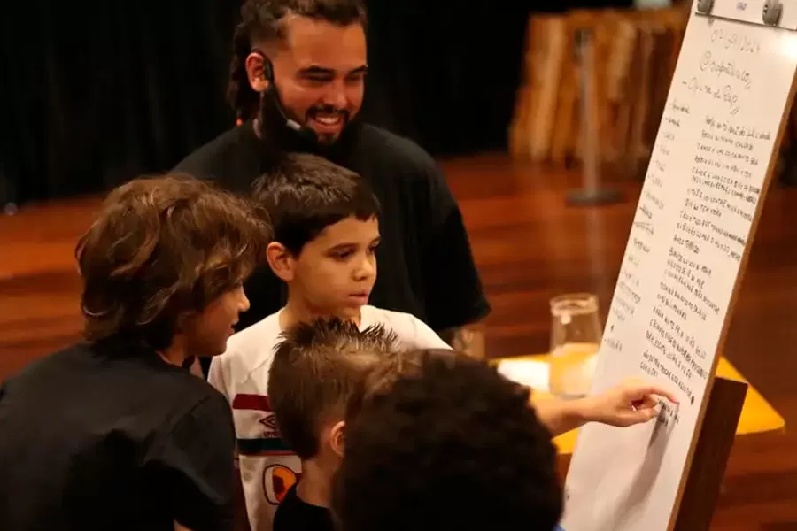 Oficina ensina escrita criativa a partir da cultura do slam no Rio