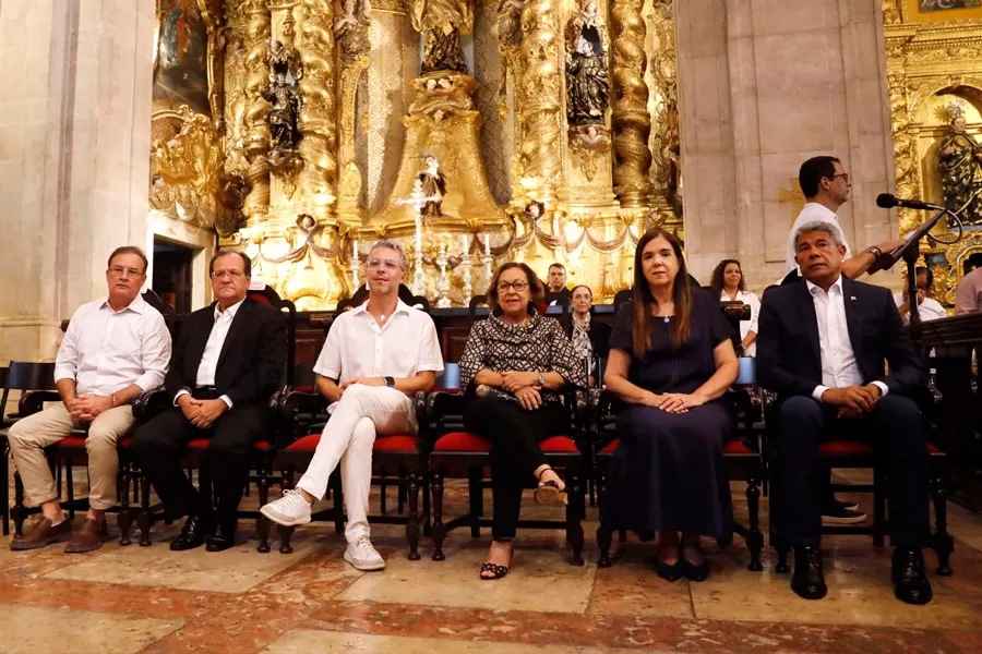 Governador Jerônimo participa de missa em sufrágio da alma do Papa Francisco Governador Jerônimo participa de missa em sufrágio da alma do Papa Francisco