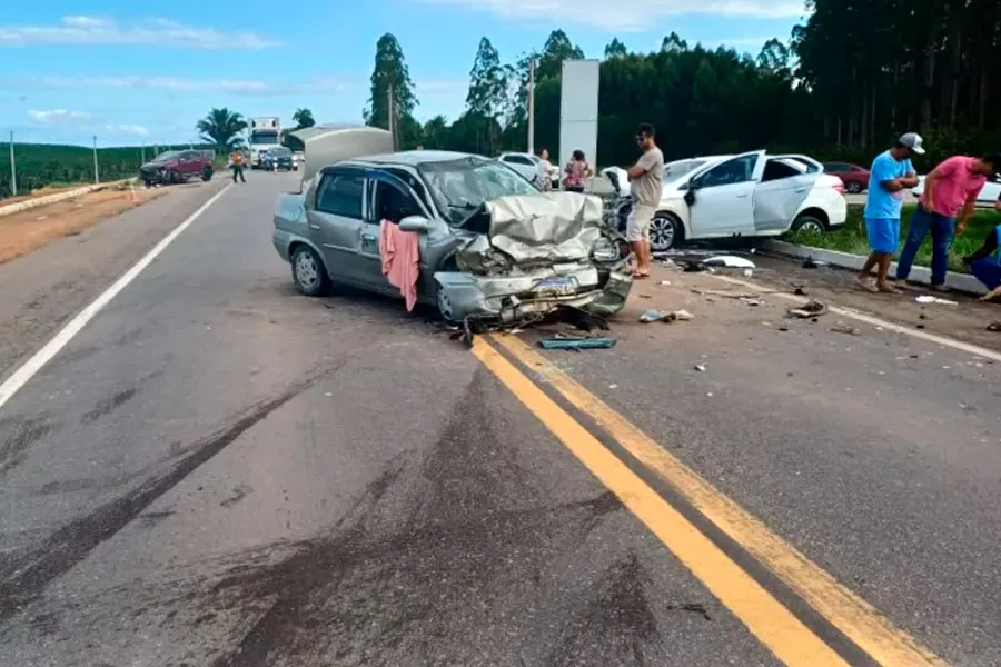 Acidente grave na BR-101 deixa um morto e quatro feridos