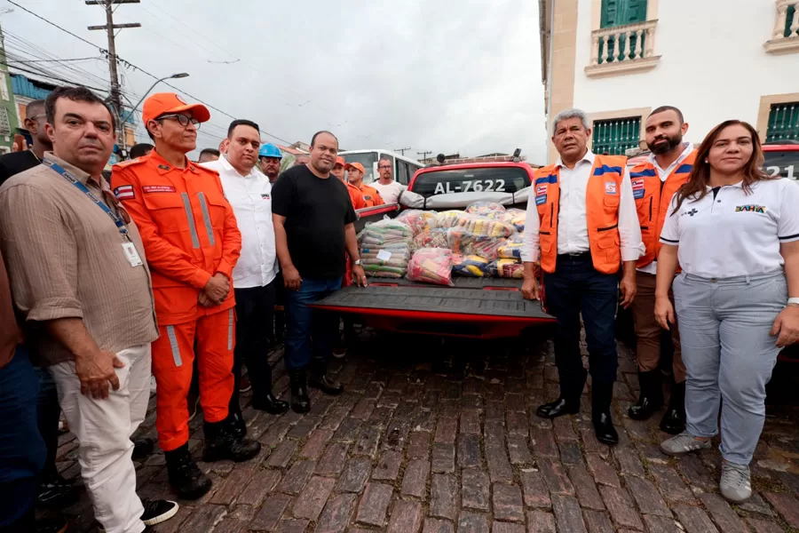 Governador Jerônimo vistoria áreas afetadas pelas fortes chuvas em Santo Amaro Governador Jerônimo vistoria áreas afetadas pelas fortes chuvas em Santo Amaro