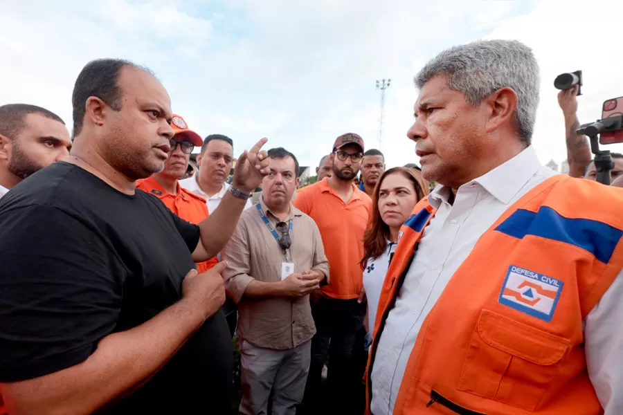 Governador Jerônimo vistoria áreas afetadas pelas fortes chuvas em Santo Amaro Governador Jerônimo vistoria áreas afetadas pelas fortes chuvas em Santo Amaro
