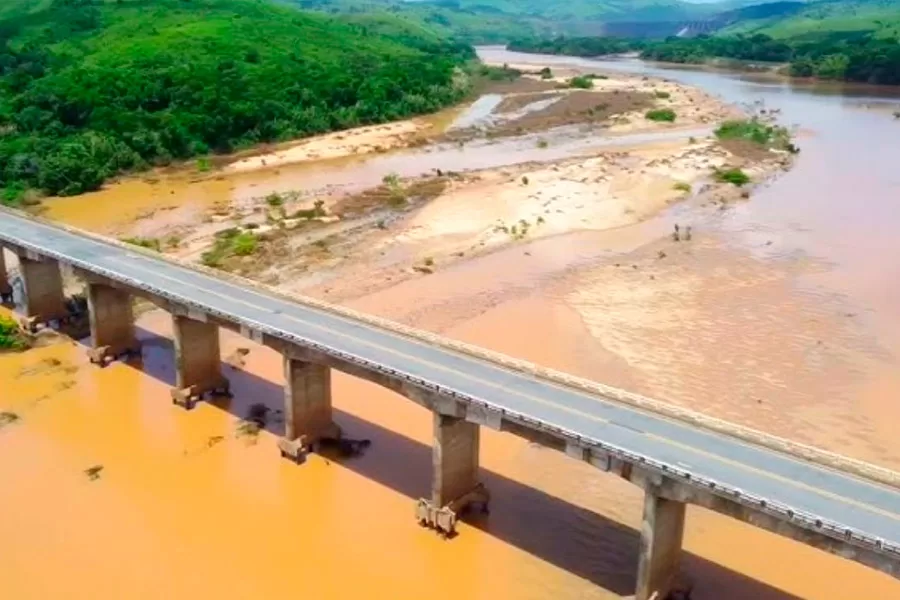Interdição total da ponte do Rio Jequitinhonha impacta transporte rodoviário nacional