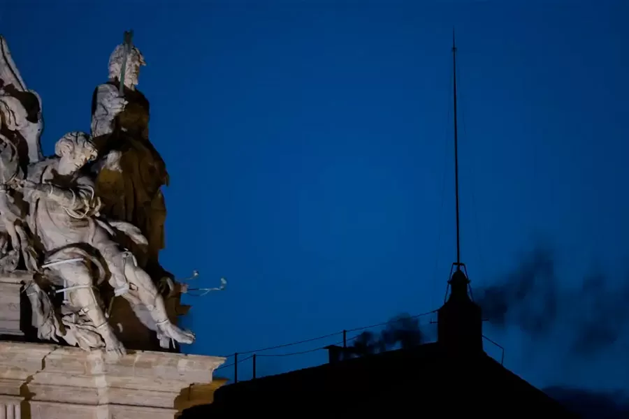Fumaça preta: cardeais ainda não escolheram papa