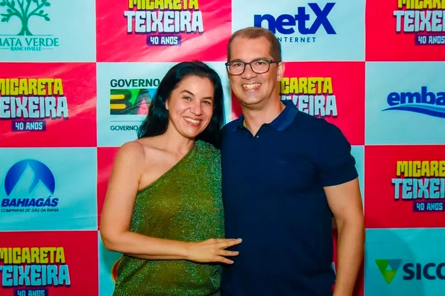 Durval Lelys incendeia a avenida com o Asa de Águia na Micareta Teixeira 40 anos