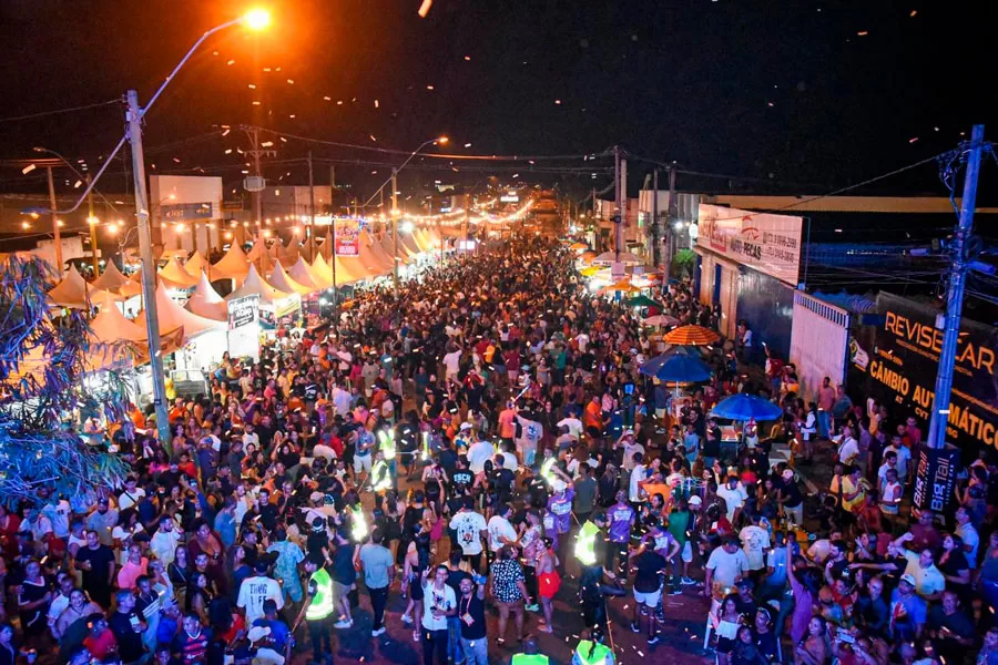 Milhares de foliões celebraram segundo dia da Micareta de Teixeira; entenda a relação com o axé music