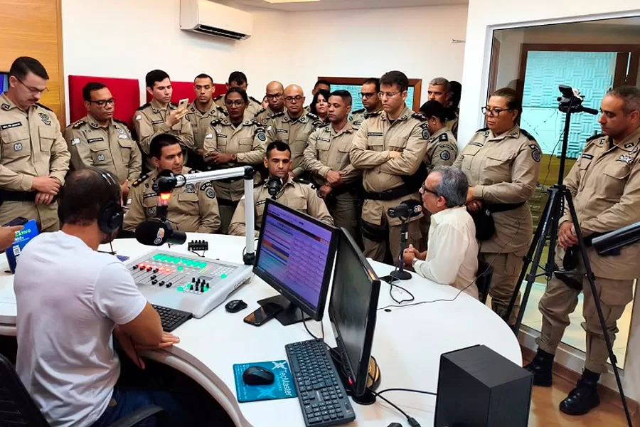 Policiais militares visitam Rádio Eldorado FM durante treinamento de comunicação no Extremo Sul
