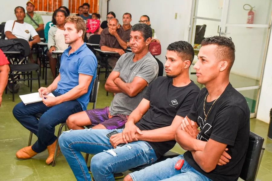 Prefeitura realizou reunião com feirantes para ouvir demandas e buscar melhorias nas feiras livres Prefeitura realizou reunião com feirantes para ouvir demandas e buscar melhorias nas feiras livres