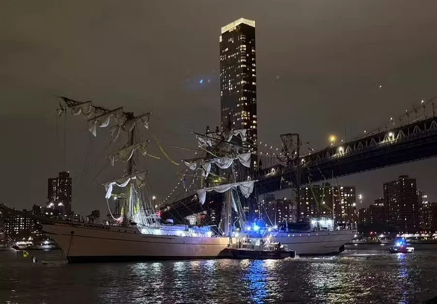 Navio da Marinha do México colide com ponte do Brooklyn e deixa dois mortos e 22 feridos