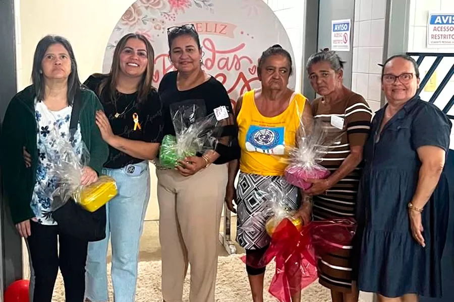 Prefeitura de Medeiros Neto homenageia mães acompanhadas pelo CAPS Prefeitura de Medeiros Neto homenageia mães acompanhadas pelo CAPS