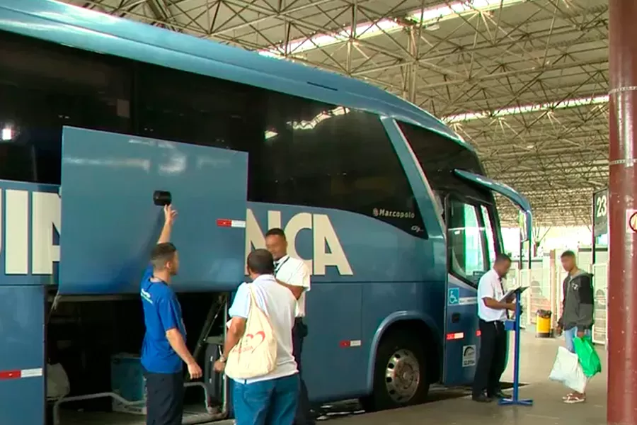 Interdição da ponte do Rio Jequitinhonha paralisa ônibus e gera transtornos