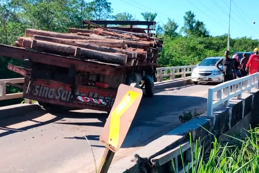 Caminhão perde freio e fica pendurado em ponte em obras no Prado