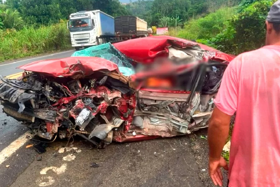 Motorista de 77 anos morre após colisão frontal entre carro e caminhão na BR-101 Motorista de 77 anos morre após colisão frontal entre carro e caminhão na BR-101