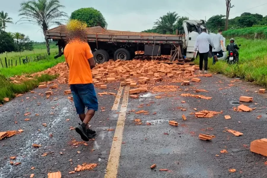 Caminhão carregado de lajotas tomba na BA-290 após desviar de buraco na pista
