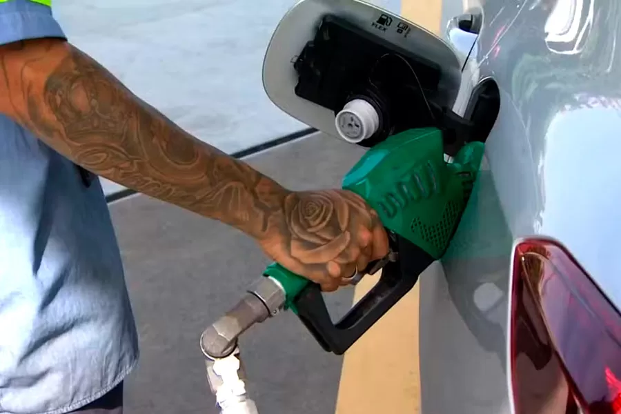 Acelen anuncia redução de 2,4% no preço da gasolina vendida para distribuidoras na Bahia