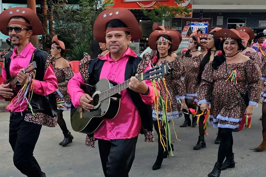Abertura do 37º Arraiá do Água Fria tem desfile junino das escolas públicas