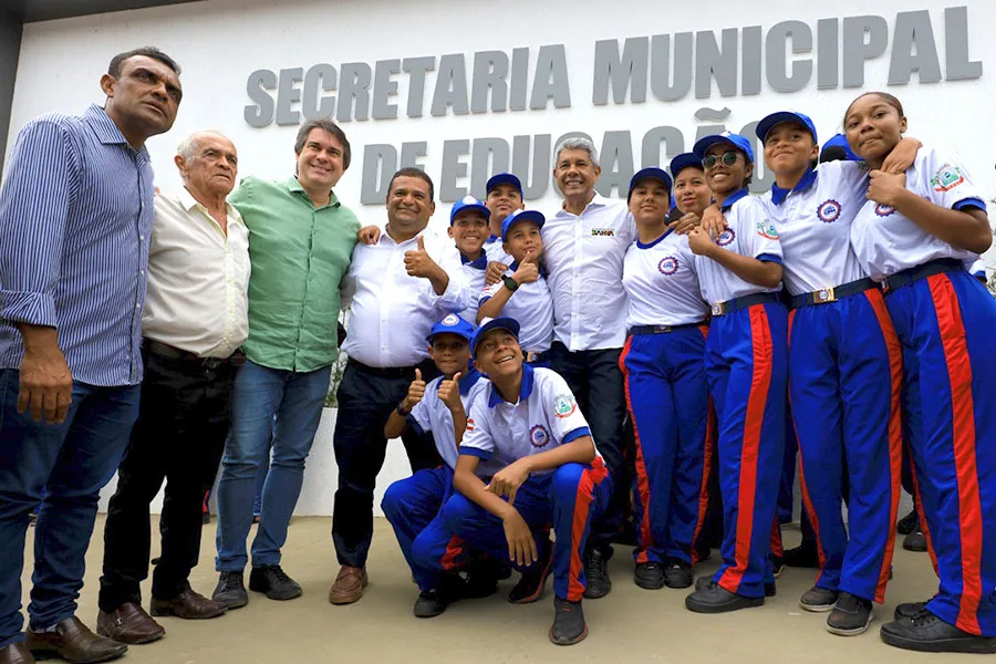 Em Itagi, Jerônimo Rodrigues anuncia a construção de escola de tempo integral e entrega equipamentos de saúde
