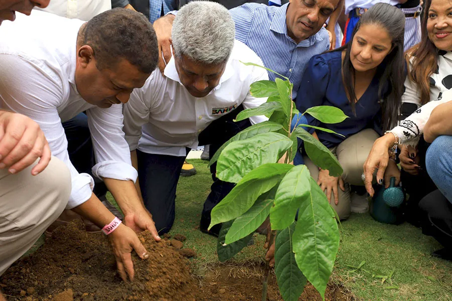 Em Itagi, Jerônimo Rodrigues anuncia a construção de escola de tempo integral e entrega equipamentos de saúde