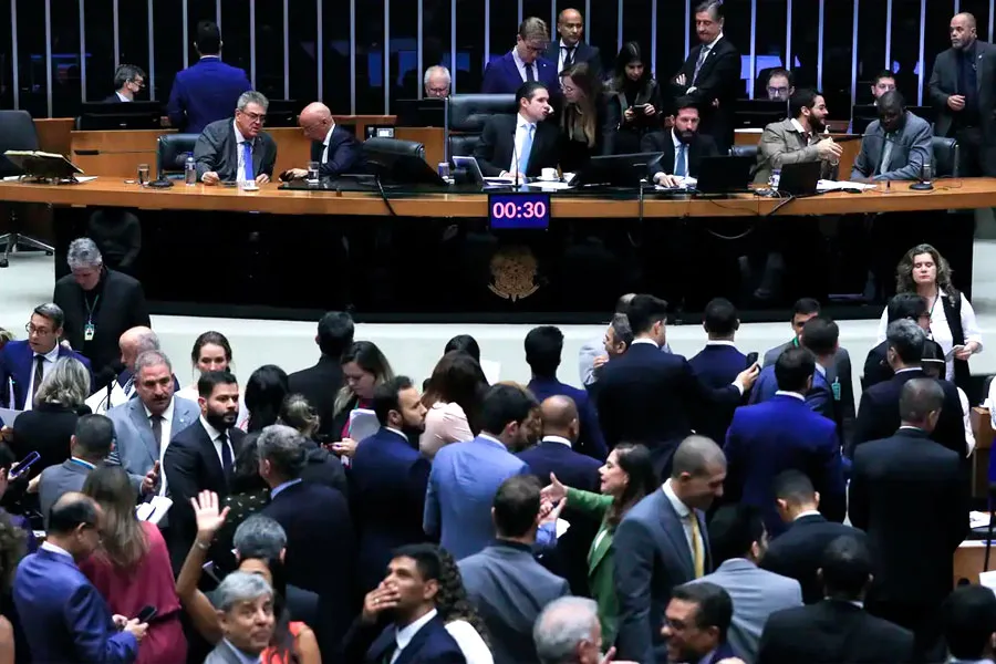 Câmara aprova urgência para suspender decreto do IOF