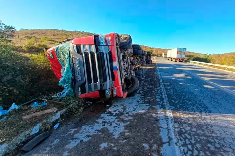 Mãe e filho de 10 meses morrem e motorista fica ferido após carreta tombar
