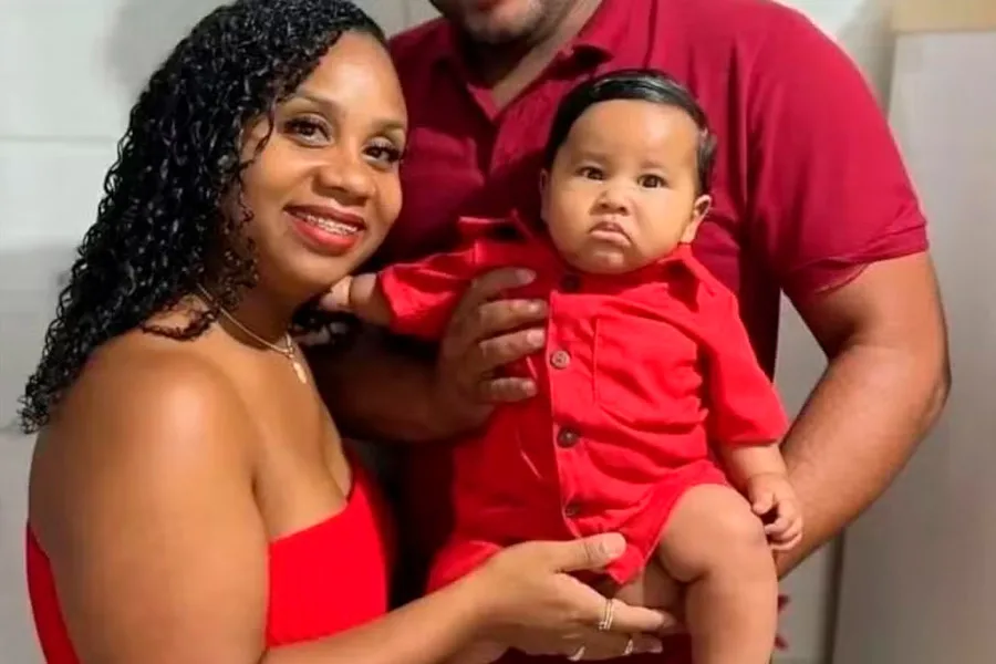 Mãe e filho de 10 meses morrem e motorista fica ferido após carreta tombar