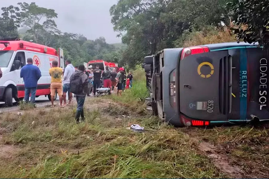 Duas mulheres morrem após ônibus tombar na BA-120, no sul da Bahia