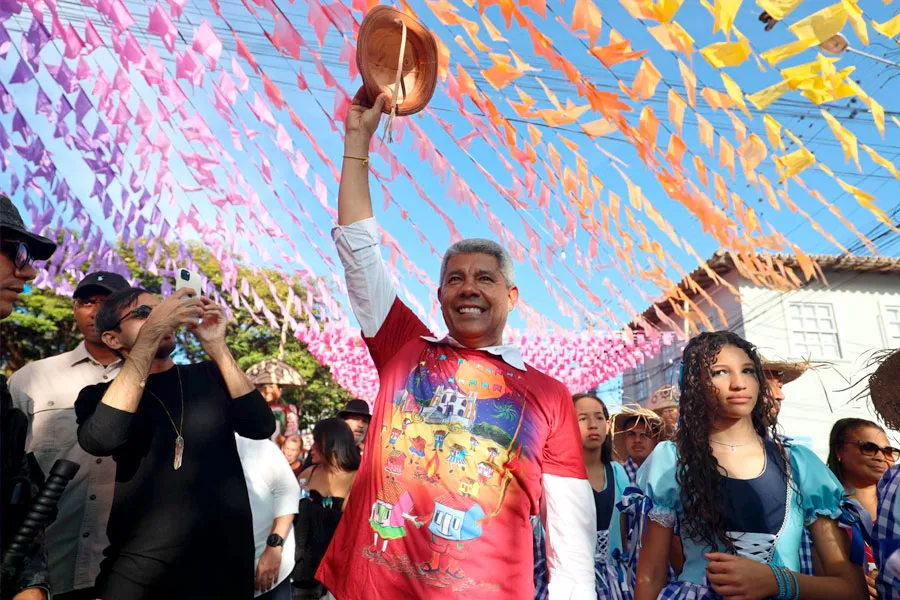 Em Mucugê, governador entrega aeródromo e acompanha festejos de São João