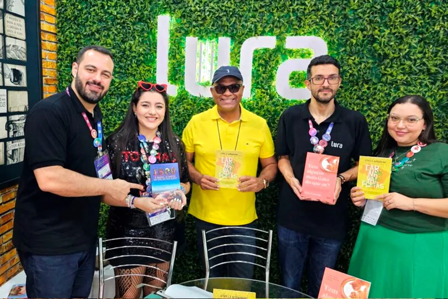 Athylla Borborema leva o Nordeste ao pódio da Bienal do Livro com “Carnaval dos Poetas”
