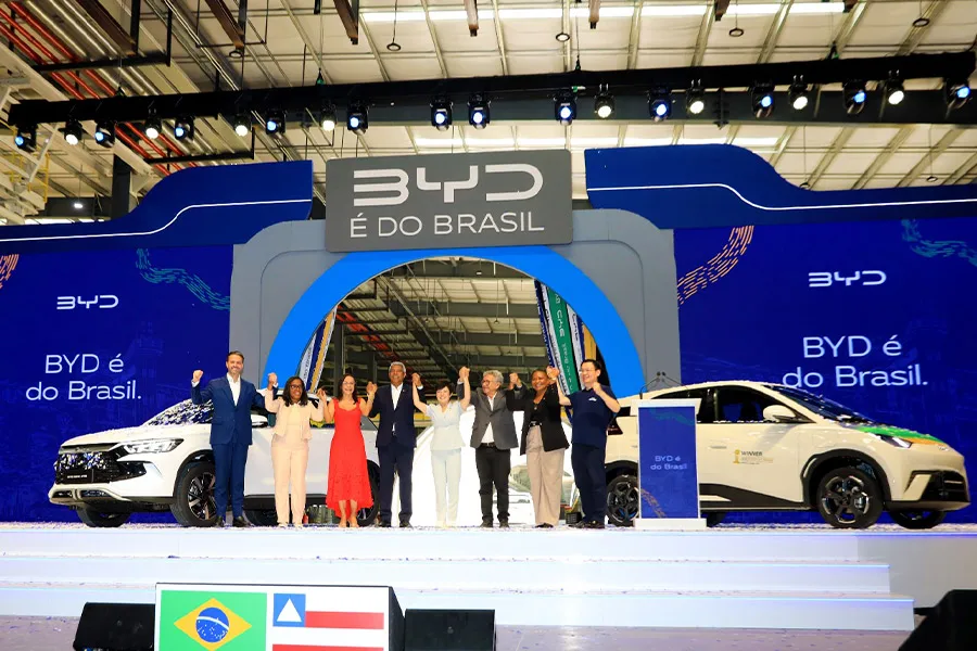 Jerônimo destaca liderança da Bahia na revolução energética, durante apresentação de primeiro carro elétrico montado na fábrica da BYD, em Camaçari