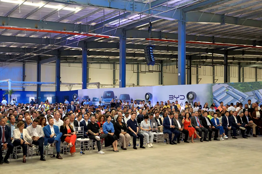 Jerônimo destaca liderança da Bahia na revolução energética, durante apresentação de primeiro carro elétrico montado na fábrica da BYD, em Camaçari