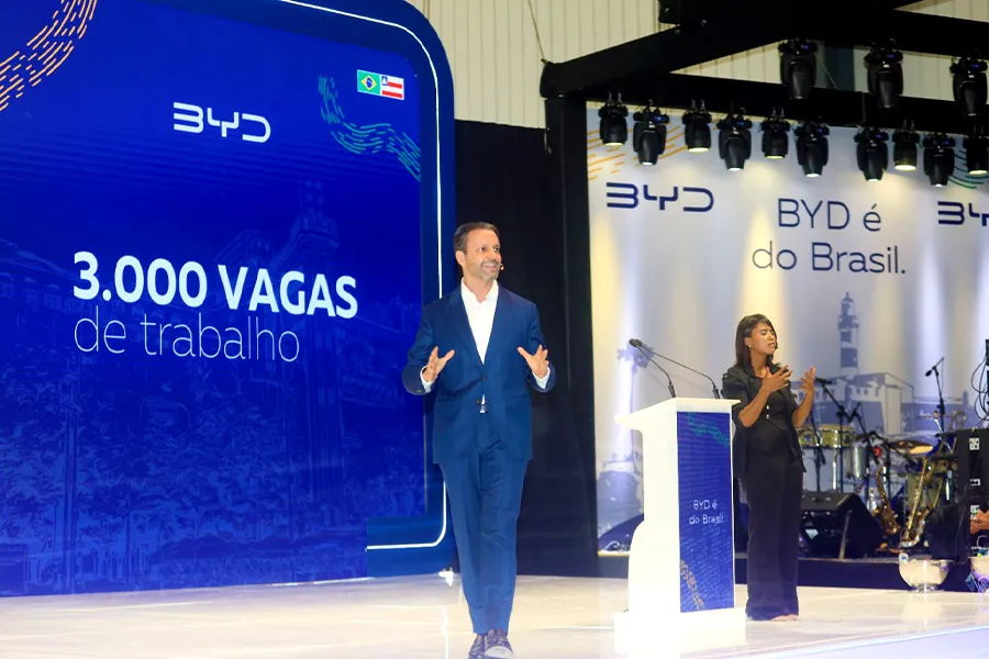 Jerônimo destaca liderança da Bahia na revolução energética, durante apresentação de primeiro carro elétrico montado na fábrica da BYD, em Camaçari