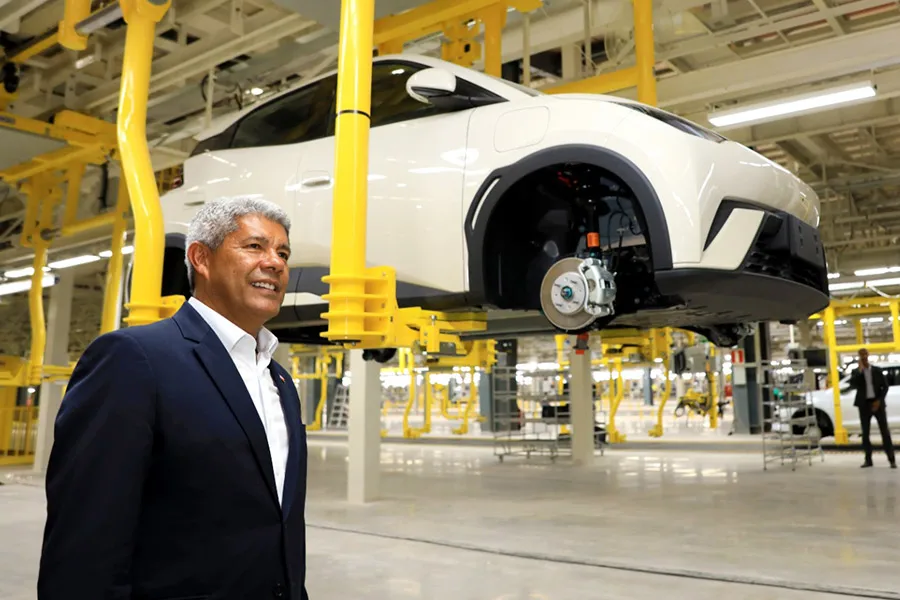 Jerônimo destaca liderança da Bahia na revolução energética, durante apresentação de primeiro carro elétrico montado na fábrica da BYD, em Camaçari