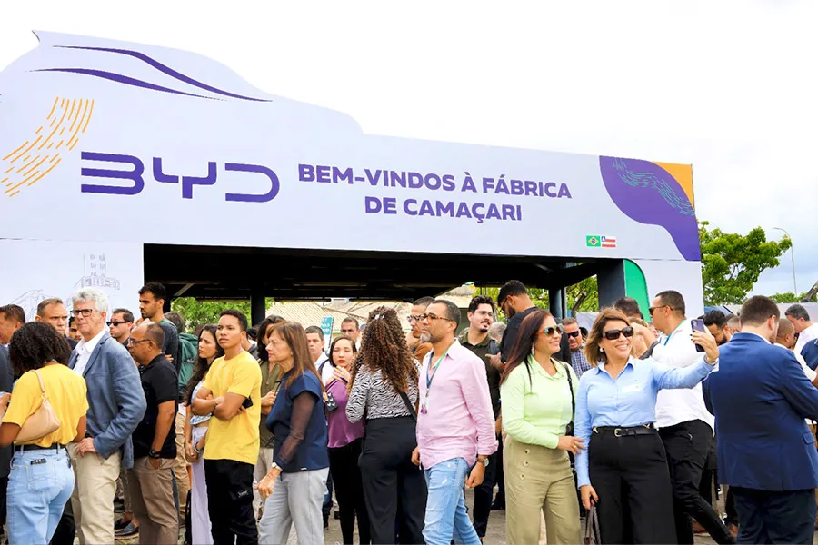 Jerônimo destaca liderança da Bahia na revolução energética, durante apresentação de primeiro carro elétrico montado na fábrica da BYD, em Camaçari
