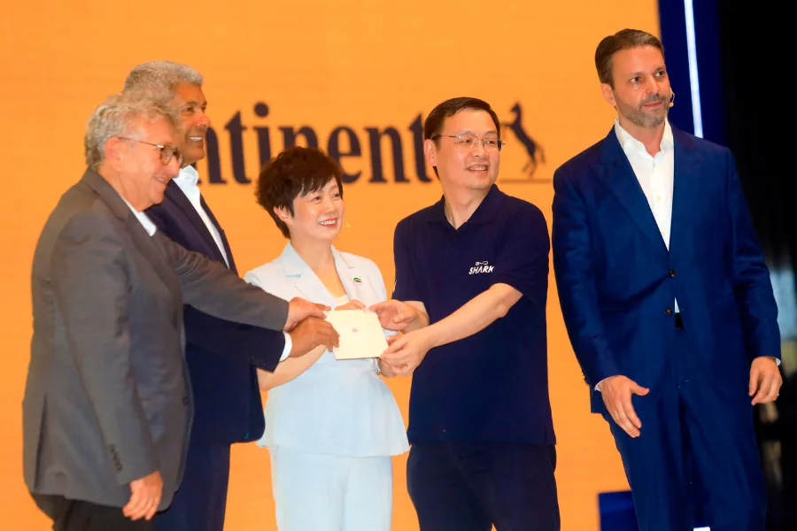 Jerônimo destaca liderança da Bahia na revolução energética, durante apresentação de primeiro carro elétrico montado na fábrica da BYD, em Camaçari