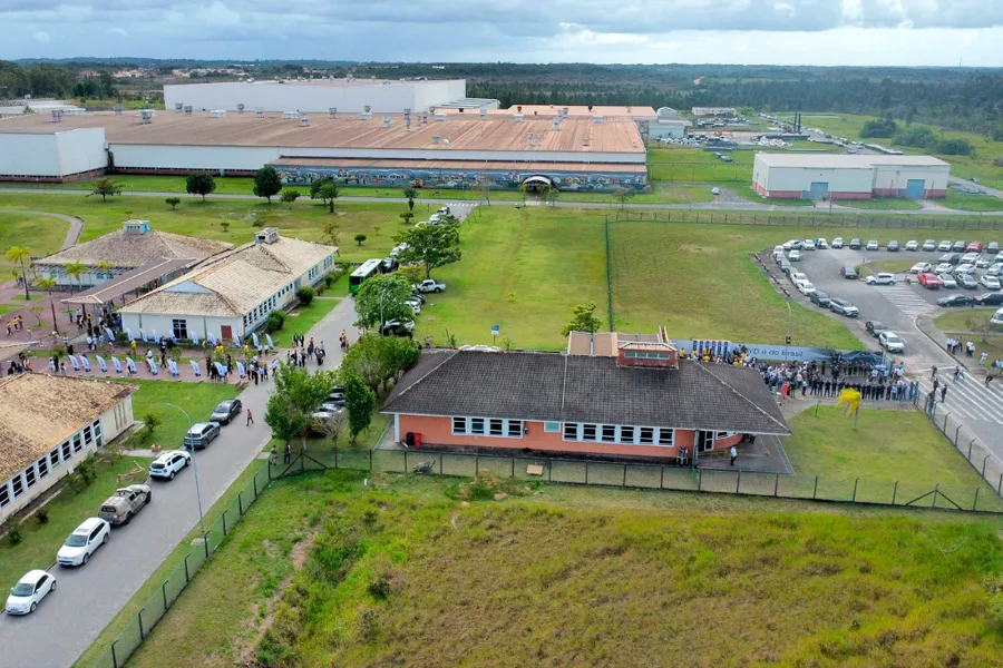 Jerônimo destaca liderança da Bahia na revolução energética, durante apresentação de primeiro carro elétrico montado na fábrica da BYD, em Camaçari