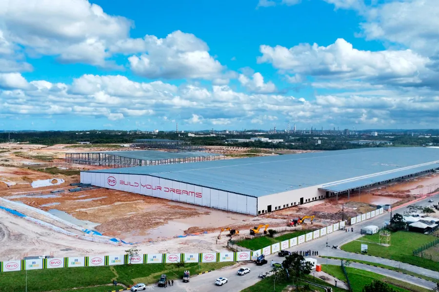 Jerônimo destaca liderança da Bahia na revolução energética, durante apresentação de primeiro carro elétrico montado na fábrica da BYD, em Camaçari