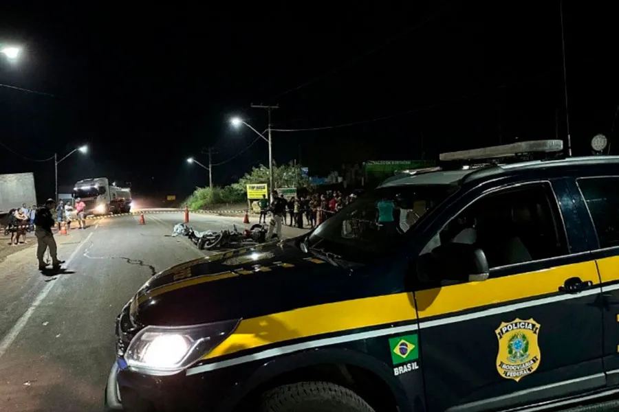 Colisão entre motos deixa dois mortos e adolescente ferido em Eunápolis