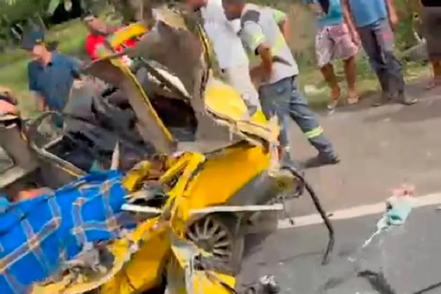 Quatro morrem em colisão entre picape e micro-ônibus na BR-101