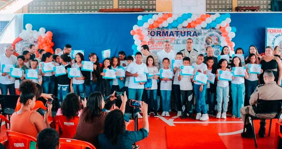 Formatura do PROERD reúne 198 alunos e reforça parceria entre PM e Prefeitura de Mucuri