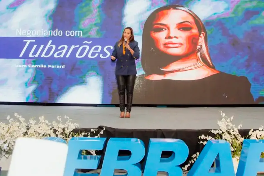 Teixeira de Freitas abre 2º Fórum de Negócios e lota Ginásio de Esportes na palestra de Camila Farani
