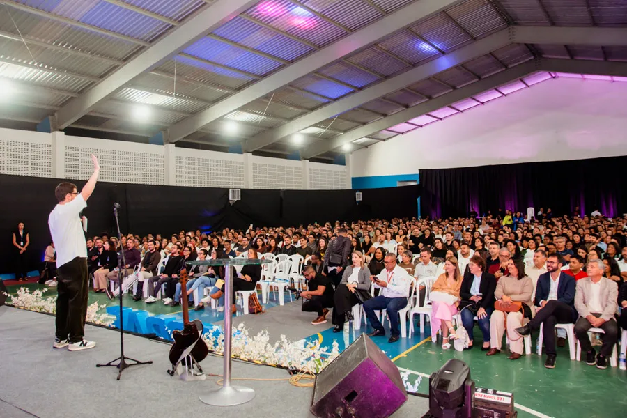 Teixeira de Freitas abre 2º Fórum de Negócios e lota Ginásio de Esportes na palestra de Camila Farani