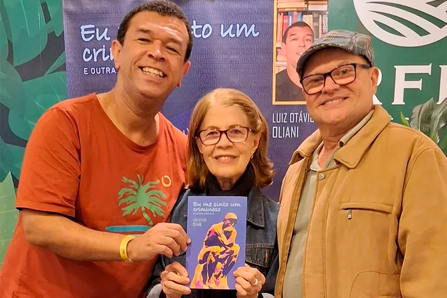 Luiz Otávio Oliani autografa sua mais nova obra, “Eu me sinto um criminoso”, no RJ