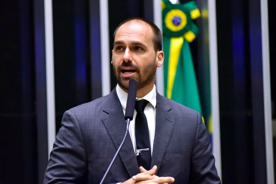 Ausente dos trabalhos, Eduardo Bolsonaro pode perder mandato em breve