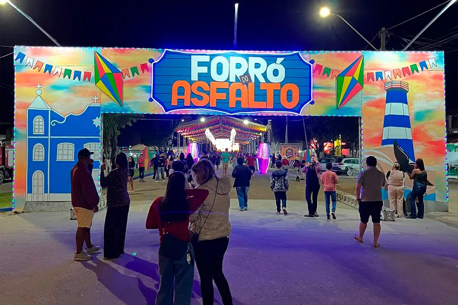 Nova Viçosa vibra com João Gomes e a força da cultura nordestina na abertura do Forró do Asfalto