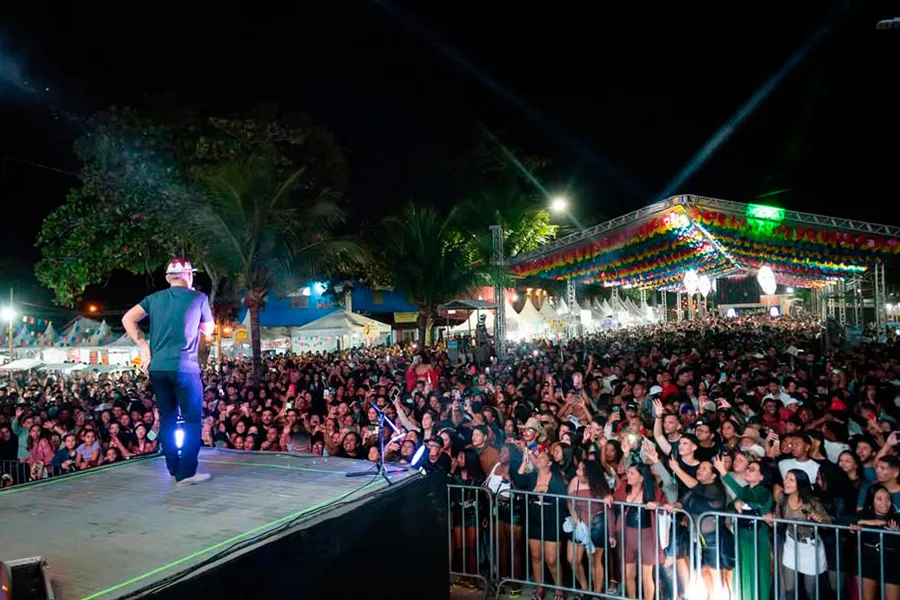 Nova Viçosa vibra com João Gomes e a força da cultura nordestina na abertura do Forró do Asfalto