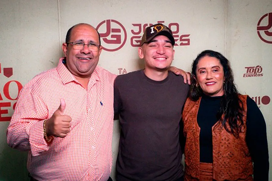 Nova Viçosa vibra com João Gomes e a força da cultura nordestina na abertura do Forró do Asfalto