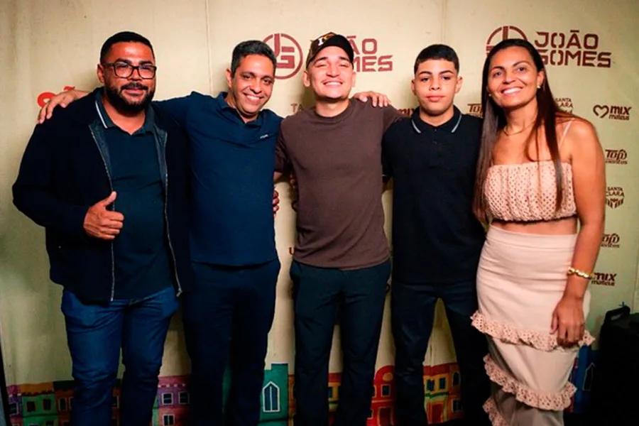 Nova Viçosa vibra com João Gomes e a força da cultura nordestina na abertura do Forró do Asfalto