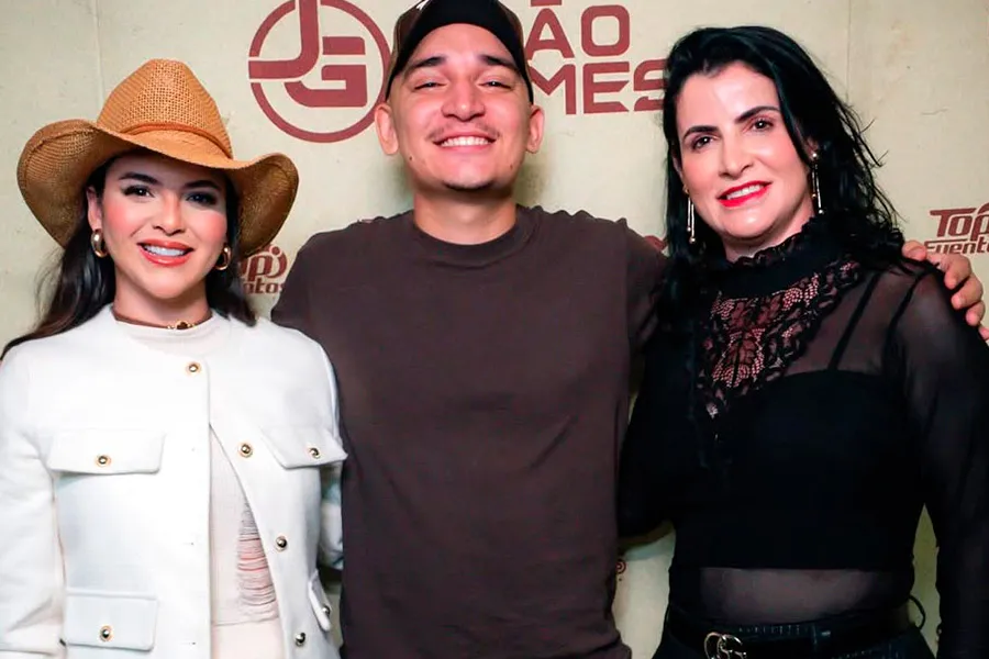 Nova Viçosa vibra com João Gomes e a força da cultura nordestina na abertura do Forró do Asfalto