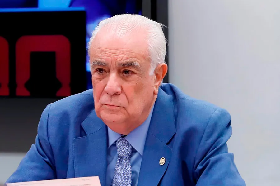 Deputado é expulso do PL após criticar Trump e defender Moraes